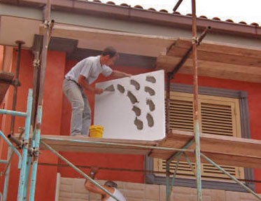 facciata con rivestimento a cappotto in lavorazione